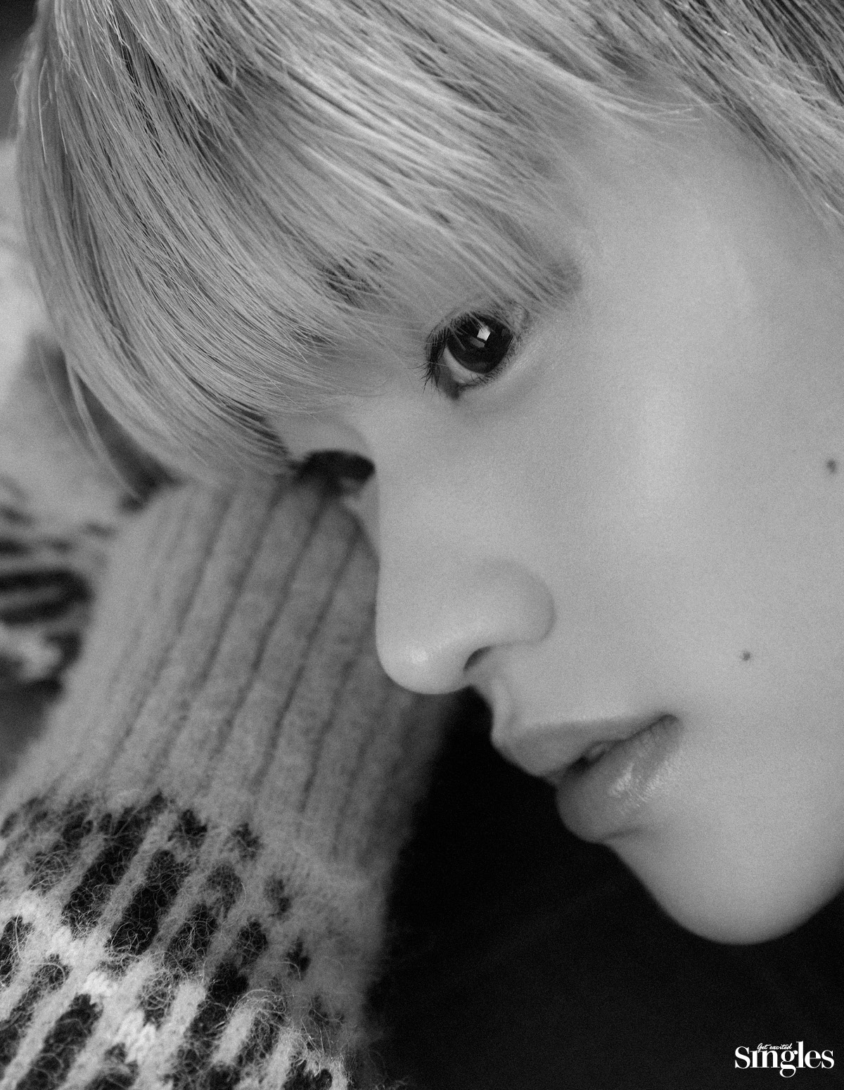 가니의 니트를 착용한 소희의 싱글즈 화보